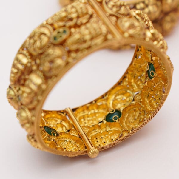 22kt Yellow Gold Antique Tample Pair Of Bangles KR22/478
