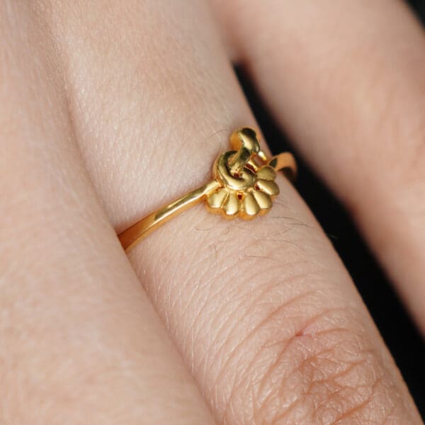 22Kt Gold Minimal Flower Heart Ring RL22/1894