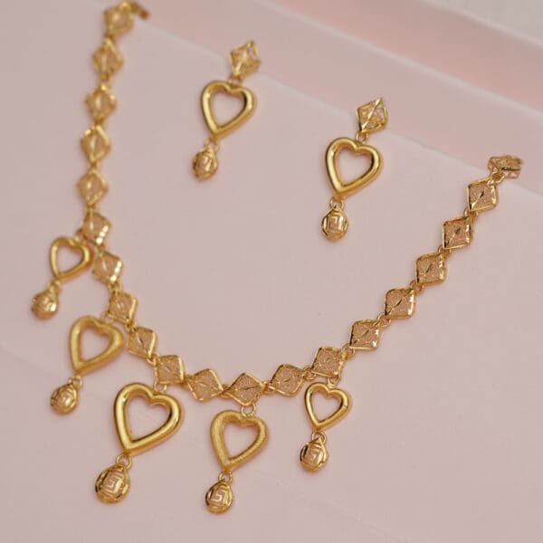 22Kt Yellow Gold Heart Necklace with Earrings ST22/1290