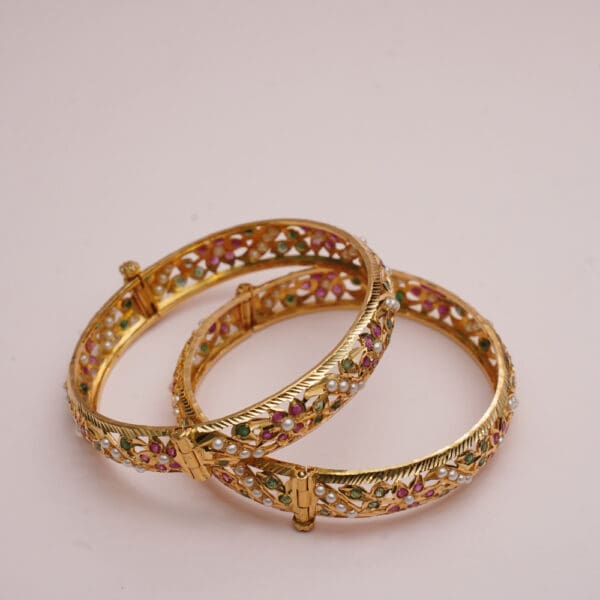 22Kt Yellow Pair Of Jadau Bangles/ Kara KR22/138