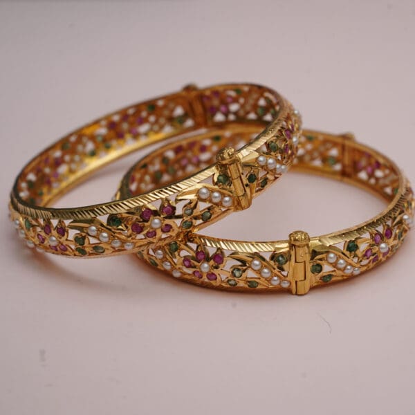 22Kt Yellow Pair Of Jadau Bangles/ Kara KR22/138