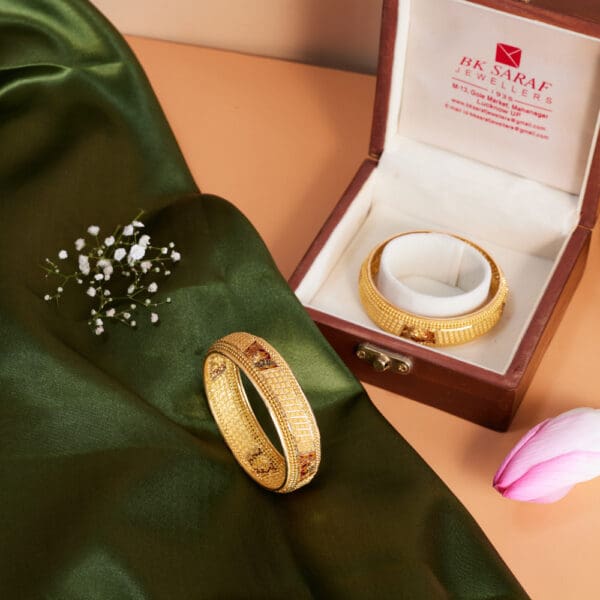 18 kt Gold Traditional Pair Of Bangles For Bride KR18/234