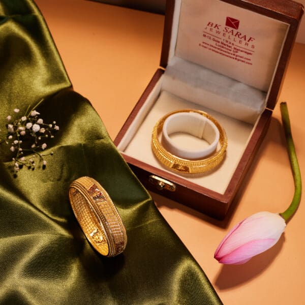 18 kt Gold Traditional Pair Of Bangles For Bride KR18/234