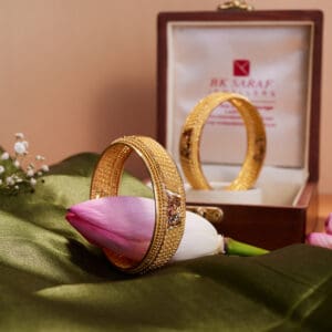 18 kt Gold Traditional Pair Of Bangles For Bride KR18/234
