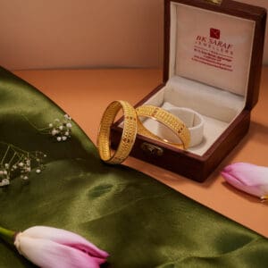 18 kt Gold Traditional Pair Of Bangles For Bride KR18/223