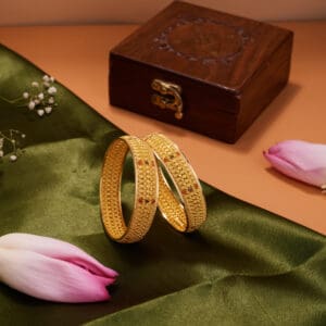 18 kt Gold Traditional Pair Of Bangles For Bride KR18/223