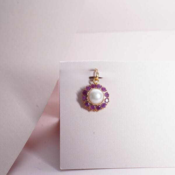 18kt Gold Pearl Round Pandant with Red Stones LC18/423